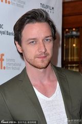 组图：《他和她的情事》杰西卡低胸蓝裙露沟