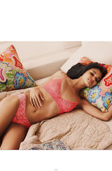 组图：新晋超模妮舍内衣写真 搔首弄姿秀美胸