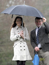 组图：威廉王子携未婚妻旅行 凯特笑容满面显幸福