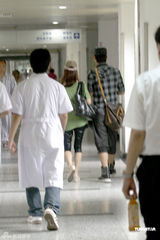 幻灯图：魏晨低调现身医院 口罩遮面疑似整容