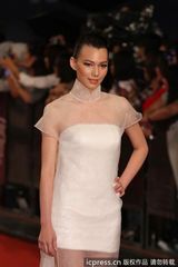 组图：金钟奖红毯纪培慧白色薄纱裙仙气十足