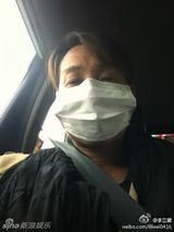 台歌手李立崴微博生前照 爱萌犬自侃酷似梁家辉