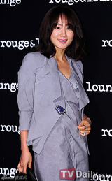 组图：韩星尹恩惠韩彩英CNBLUE等亮相品牌活动