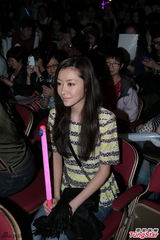 组图：熊黛林助阵郭富城 手持荧光棒当粉丝