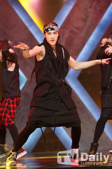 组图：神话打榜夺冠李孝利性感 EXO回归显狼性