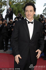 组图：埃夫隆库萨克等现身《报童》红毯