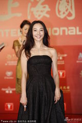 组图：上海电影节红毯 白百何低胸黑裙妩媚动人