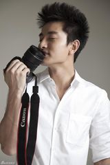 幻灯图：贾乃亮化身杂志男模 新生代偶像势头强劲