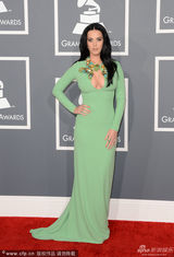 组图：凯蒂-佩里绿裙亮相红毯秀双峰深沟
