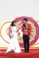 高清组图：韩星李胜基河智苑新剧幸福订婚照曝光