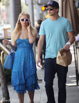 组图：帕丽斯与小男友外出 蓝色长裙大秀好身材