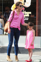 组图：凯蒂与苏瑞粉红母女装外出街边谈心