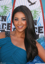 高清组图：莎伊-米切尔蓝色礼服秀巧克力肤色