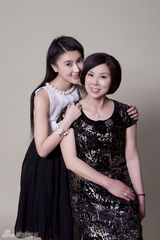 组图：甘薇母亲节大片曝光 携妈妈出镜展浓浓深情