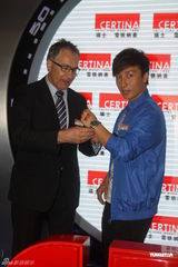 组图：方力申帅气亮相上海自称婚期随缘