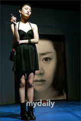 幻灯图：文根英参加舞台剧出道作《Closer》发布会