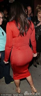 组图：卡戴珊外出紧裹巨胸改露腰 肥臀夺人眼球