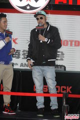 组图：MC热狗上海签售 众多粉丝捧场人气旺