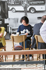 组图：梁洛施台湾拍新片偷闲逛街 乐做单身辣妈