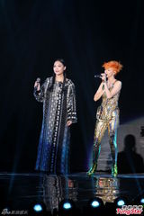 组图：孙燕姿橙发亮眼披黄金甲 许美静助阵