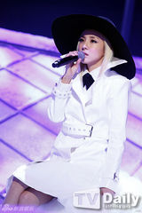 组图：EXO圣诞装热舞《MCD》 孝琳大尺度惹火