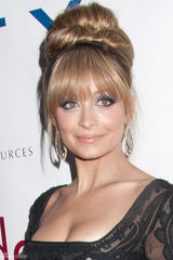 组图：妮可-里奇黑裙亮相复古优雅