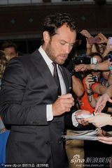 《安娜-卡列妮娜》首映 凯拉-奈特莉携手裘德-洛