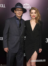 组图：约翰尼-德普搂性感女友亮相 贴面秀恩爱