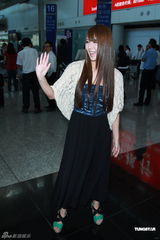 组图：Jessica希崎抵港 将拍《一路向西》抵港