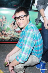 组图：《一路向西》街头宣传 何佩瑜背心上阵