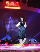 组图：刘晓庆再唱《大碗茶》扭腰摆臀舞香扇 