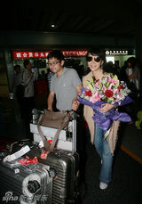 组图：陈数携新婚丈夫回京 新郎面对镜头显错愕