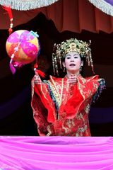 组图：《薛平贵》迎来高潮戏 宣萱抛绣球选夫