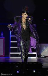 幻灯图集：《美偶》冠军亚当-兰伯特加拿大开唱