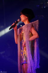 幻灯图集：郑秀文纪念入行20年 连换八套造型玩百变