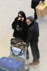 独家：戚薇和男友李承铉回京 黑超遮面气质冷艳