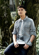 组图：田亮暖春户外写真 展健康成熟形象