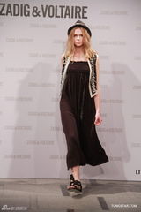 组图：文咏珊清爽亮相时装展 黄耀明展留须造型