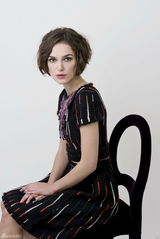 高清组图：英国美女凯拉-奈特利写真坐姿优雅