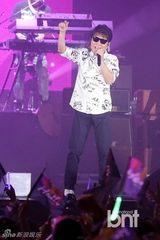 组图：赵容弼尹民秀等献唱展华丽舞台