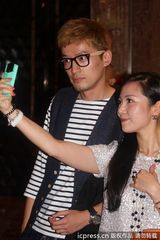 组图：胡歌黄发亮相陈龙婚礼 与嘉宾合影表情逗趣