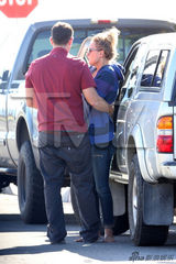 组图：保罗女友车祸后首现身 擦拭眼泪深陷悲伤