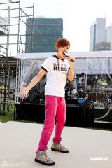 幻灯图：谢安琪等众星宣传“饥馑之星”活动