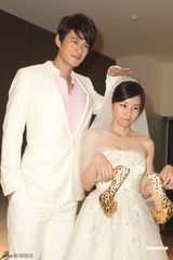 组图：陈怡蓉婚纱妩媚亮相 携手郭品超浪漫走秀