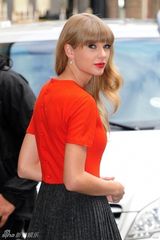 组图：泰勒-斯威夫特时尚街拍曝光 蓝色大衣抢眼