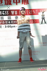 组图：吴建豪盼红馆开唱 签唱与粉丝亲密互动