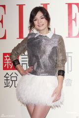 组图：Ella透露婚礼只请至亲好友 着天鹅裙洋溢幸福