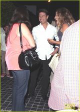 组图：年过半百阿汤哥与众美女闲聊神采奕奕