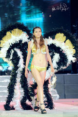 组图：成都理工上演内衣秀 美腿爆乳比基尼上阵