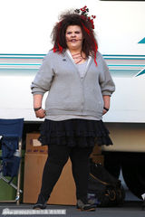 组图：《欢乐合唱团》探班 主演僵尸妆备唱“颤栗”